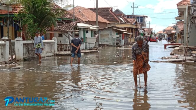 
					BANJIR: Tampak seluruh bangunan terendam sisa banjir akibat jebolnya tanggul, (Foto: Ainul Jannah).