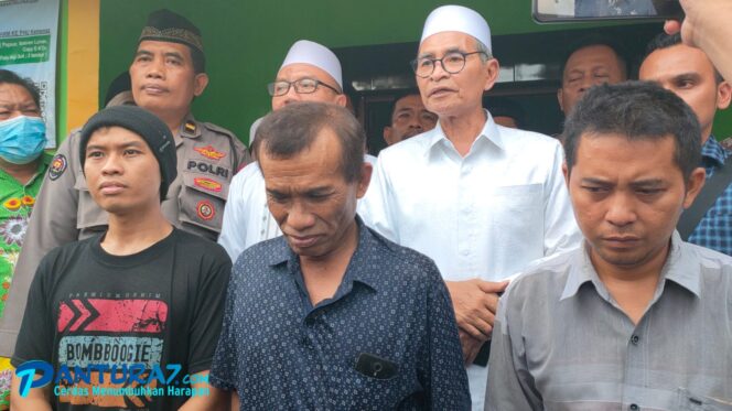 
					MENYESAL: Mahfudijanto (59) bersama dua anggota kelompoknya, Febridijanto (28), dan Frangky Sirojul Huda Kholil (35) menyatakan bertobat, (Foto: Moh. Rois).