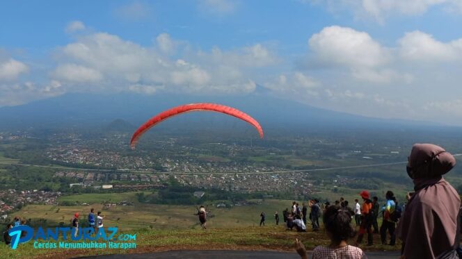 
					KEREN: Wahana paralayang yang berada di Bukit Sempu Desa Cowek, Purwodadi, Pasuruan (Foto: Moh. Rois).
