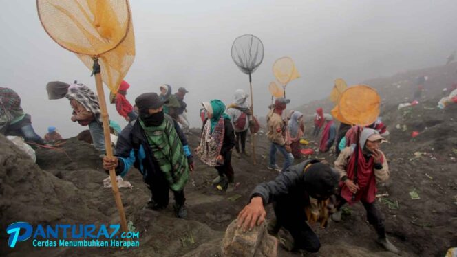 
					Berkah Kasada, Puluhan Warga Panen Sesaji di Kawah Bromo