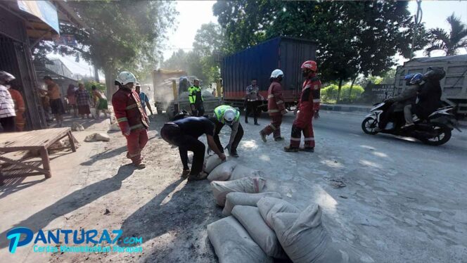 
					Hendak ke Jember, Puluhan Sak Semen Terjatuh dari Truk Trailer