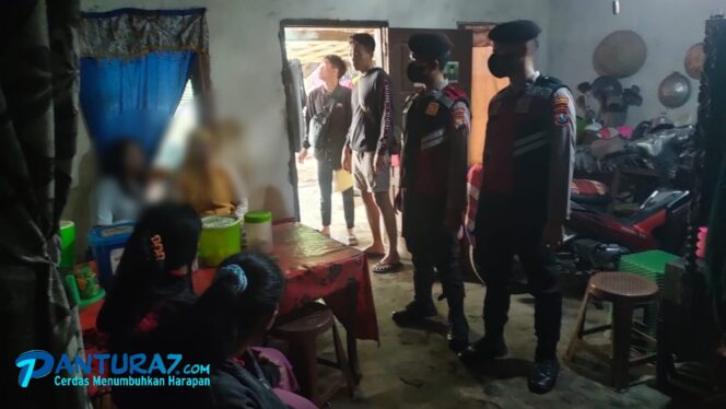 
					DIGEREBEK: Anggota Polres Probolinggo saat menggerebek pusat lokalisasi di wilayah Kecamatan Tegalsiwalan. (foto: Hafiz Rozani)