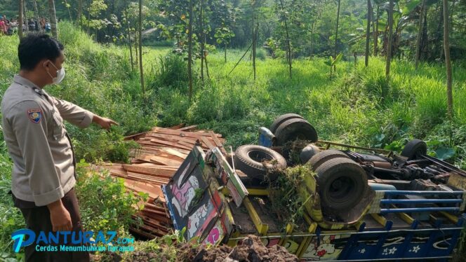 
					Tak Kuat Menanjak, Truk Bermuatan Kayu di Lumbang Terguling