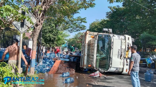 
					Sopir Mengantuk, Dump Truk Hantam Trotoar