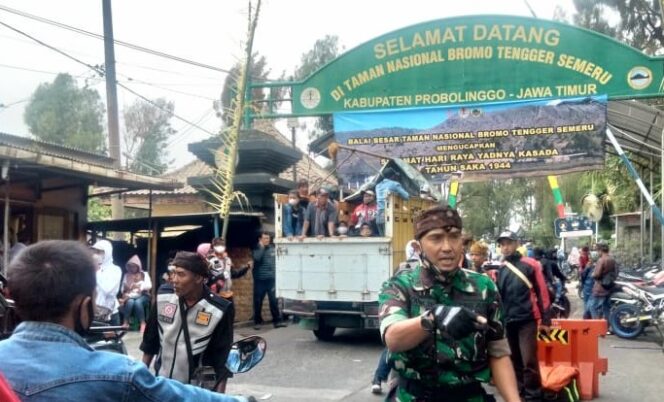 
					Jaga Pintu Masuk Gunung Bromo, Tim Gabungan Halau Wisatawan