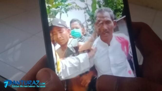 
					DIARAK: Pelaku berbaju putih saat digiring warga. 