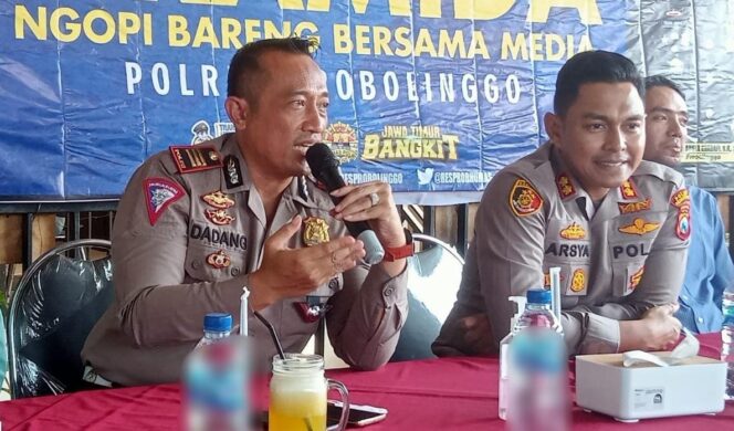 
					BERI PENJELASAN: Kasatlantas dan Kapolres Probolinggo beri penjelasan soal e-tilang. (foto: Ainul Jannah)