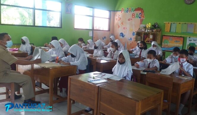 
					Hore! Siswa Baru SD-SMP di Kota Pasuruan Dapat Seragam Gratis