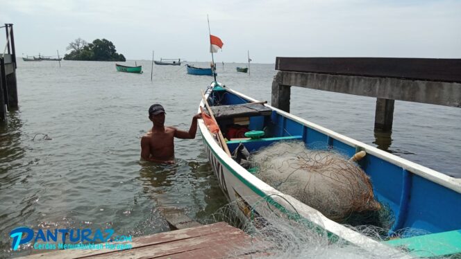 
					Perahu Pemancing Pecah Dihantam Ombak, Nakhoda Hilang