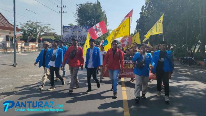 
					Tolak RUU KUHP, Mahasiswa Probolinggo Demo Kantor Dewan