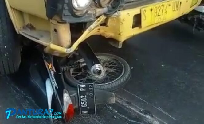 
					Ajaib! PNS ini Selamat Meski Motor Disasak Truk Hingga Masuk kolong