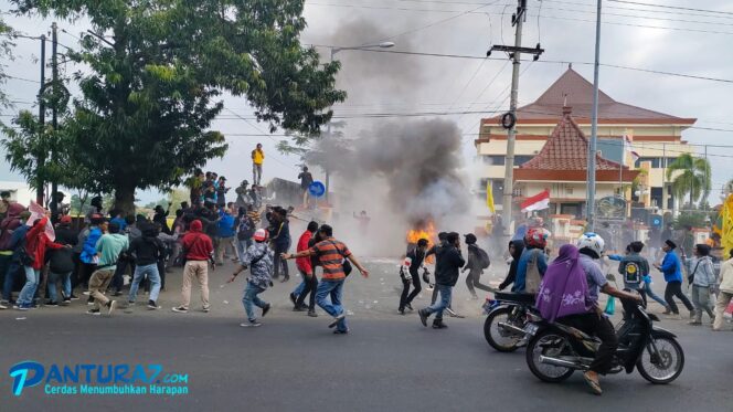 
					Demo Mahasiswa Probolinggo di Kantor DPRD Berakhir Ricuh