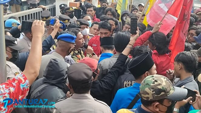 
					Mahasiswa Bentrok dengan Polisi saat Demo di Kantor DPRD, Begini Kronologisnya