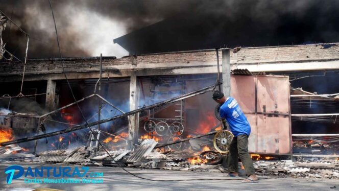 
					Bakar Kambing, 9 Kios Pasar Loak Lumajang Terbakar