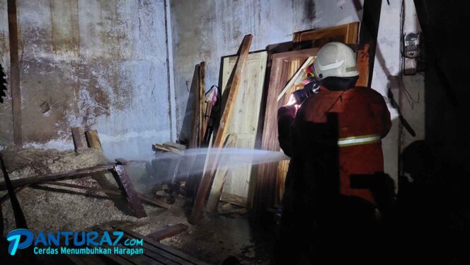 
					Gudang Produksi Mebel di Curahgrinting Terbakar