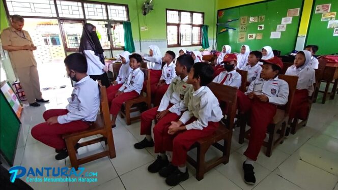 
					Viral, Video Siswa SDN Jati 4 Probolinggo Simulasi Naik Bus