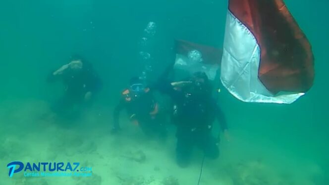 
					Keren! Merah Putih Berkibar di Dasar Laut Pulau Gili