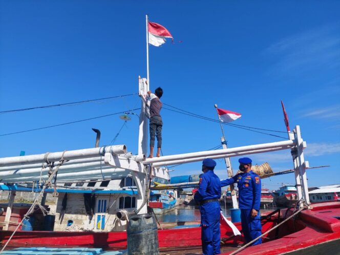 
					Usang, Bendera Merah Putih di Perahu Nelayan Diganti