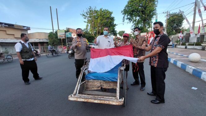 
					Jelang HUT Kemerdekaan, Pemkot Probolinggo Bagi Bendera ke Pengguna Jalan