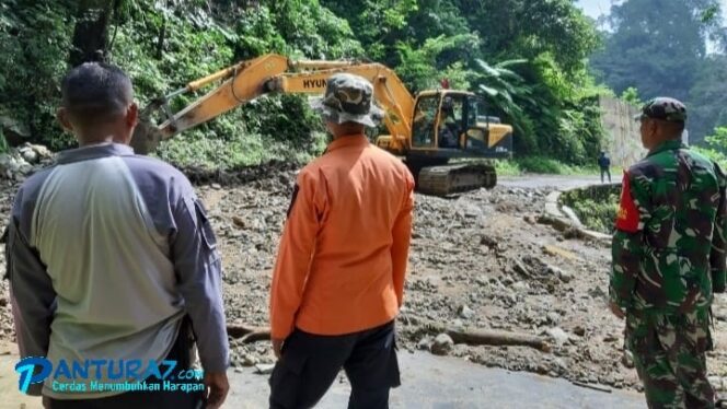 
					Tebing Jalur Piket Nol Lumajang Longsor, Jalur Sempat Macet