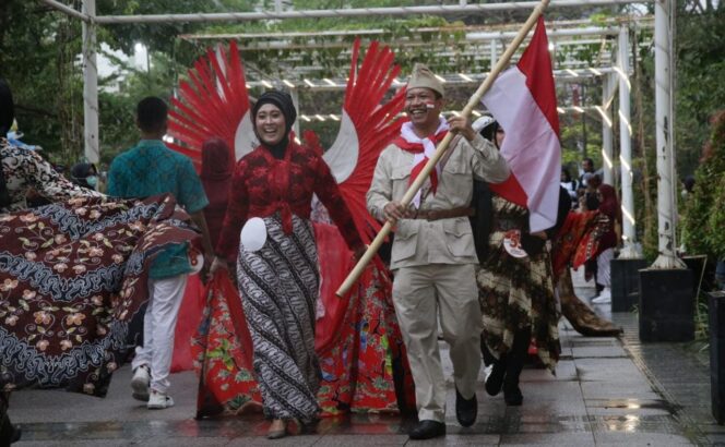 
					Berdayakan UMKM, Fashion Show Batik Digelar di Alun-alun Kraksaan