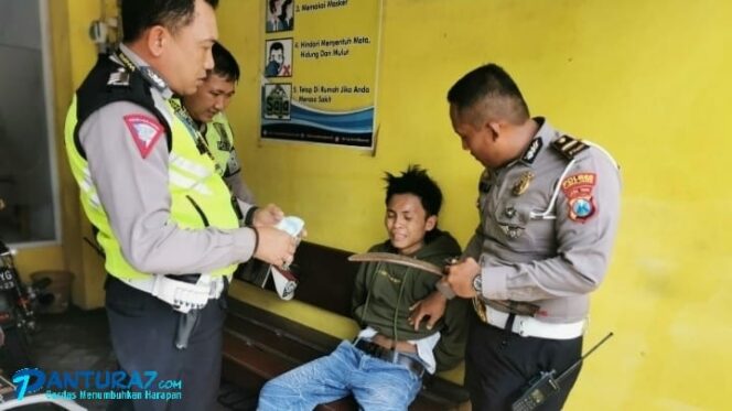 
					Naik Motor Berbekal Celurit, Kena Tilang, eh Nangis