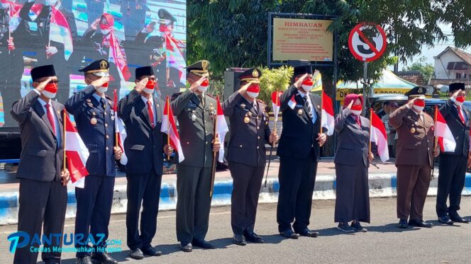 
					Forkopimda dan Warga Gelar Detik-detik Proklamasi di Bundaran Glaser