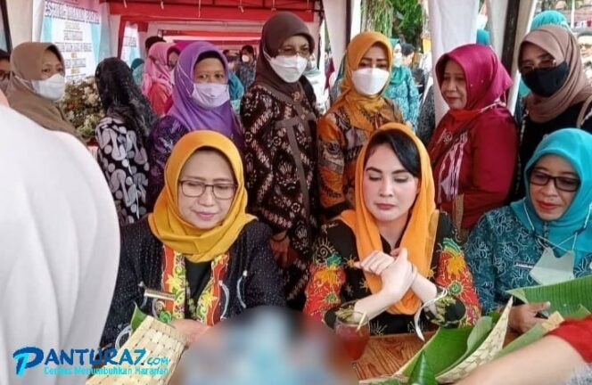 
					Saat Ketua TP-PKK Jatim, Arumi Bachsin Terkesima Nasi Kelor Khas Lumajang 