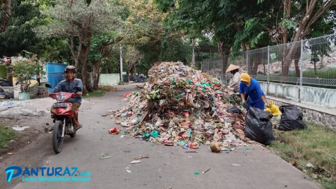 
					Eskavator Ngadat, Sampah pun Membludak