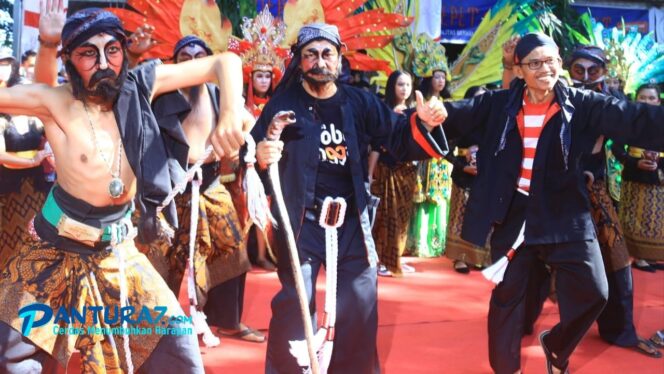 
					Lestarikan Kebhinekaan, Pemkab Probolinggo Gelar Pawai Budaya