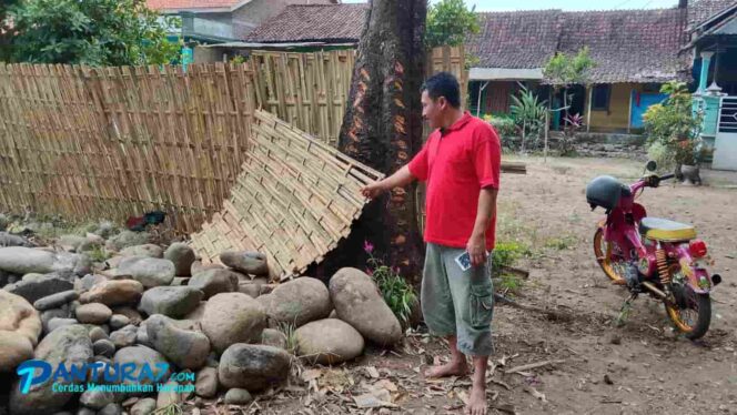 
					Jengah 6 Bulan Terisolir, Warga Sindetlami Besuk Bongkar Pagar