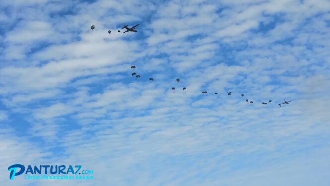 
					LATIHAN: Pesawat tempur F-16 hingga Sukhoi milik TNI AU hiasi langit Lumajang. (foto: Asmadi)