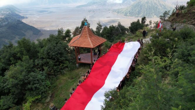 
					DIBENTANGKAN: Bendera merah putih sepanjang 30 meter dibentangkan di seruni point.