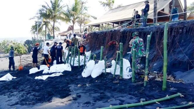 
					Abrasi di Pantai Bulurejo Lumajang, 7 Rumah Porak-poranda