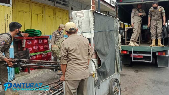 
					Bandel, Pol PP Lumajang Tertibkan PKL 