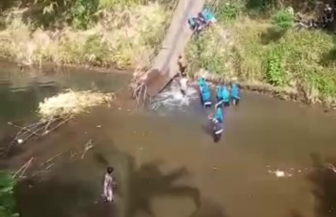 
					Jembatan Gantung Runtuh saat Dilintasi, Puluhan Pelajar SMP Terjun Sungai