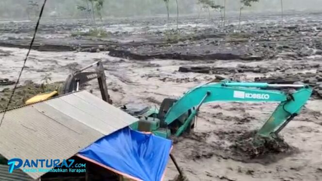 
					Banjir Lahar Semeru, Tiga Alat Berat Terseret