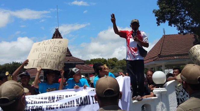 
					Paguyuban Truk Pasir Lurug Pemkab Lumajang, ini Pemicunya