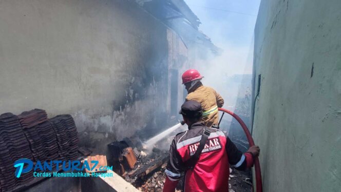 
					Akibat Bakar Sampah, Gedung PKK Jrebeng Lor Terbakar