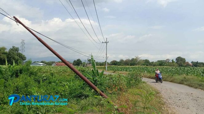 
					Membahayakan! Tiang Telkom ini Nyaris Roboh