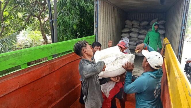 
					Hujan Seharian, Petani Garam Kraksaan Rugi Puluhan Juta