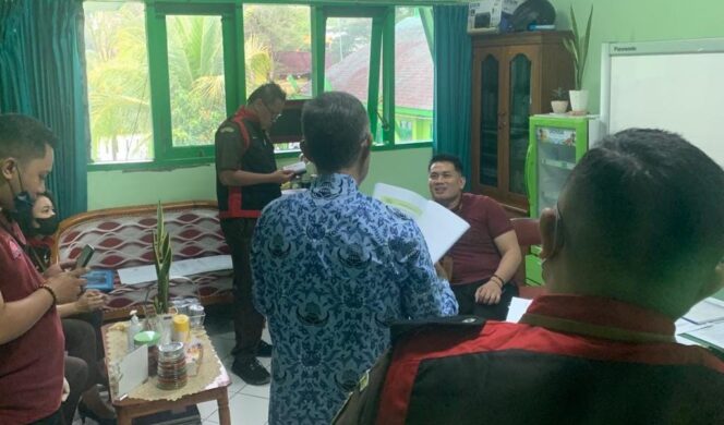 
					GELEDAH: Penyidik Kejari Lumajang saat menggeledah kantor DKPP setempat beberapa waktu lalu. (foto: Asmadi)