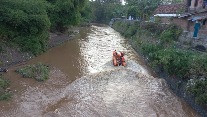 
					DITEMUKAN: Tim SAR menyisir Sungai Welang sebelum akhirnya jasad korban ditemukan. (foto: Moh. Rois)