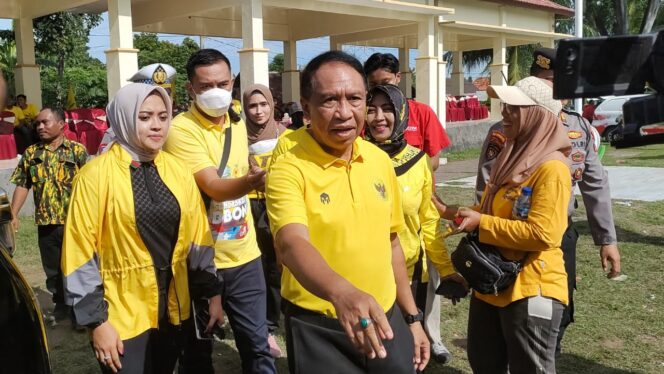 
					JALAN SEHAT: Fungsionaris DPP Partai Golkar yang juga Menteri Pemuda dan Olah Raga (Menpora) RI, Zainudin Amali saat menghadiri jalan sehat di Lapangan Maron, Kab. Probolinggo, Minggu 16 Oktober 2022.