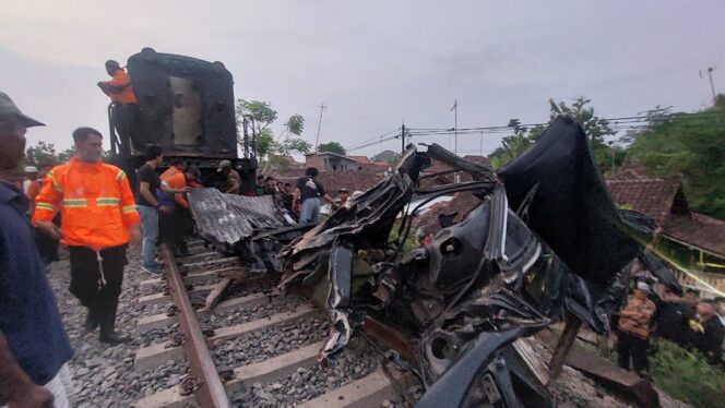 
					Terobos Perlintasan, Pikap Muat Kayu Disambar KA Logawa 