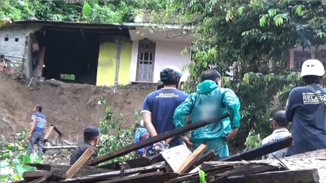 
					Tebing Longsor, Rumah Warga di Lumajang Tertimbun 