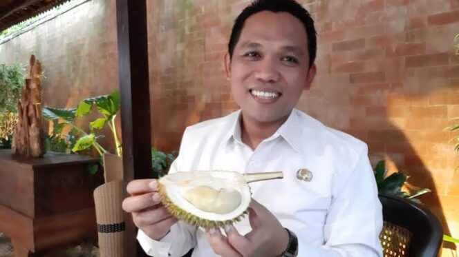 
					NIKMAT: Bupati Lumajang, Thoriqul Haq, saat tengah menikmati durian khas Lumajang. (foto: Asmadi)