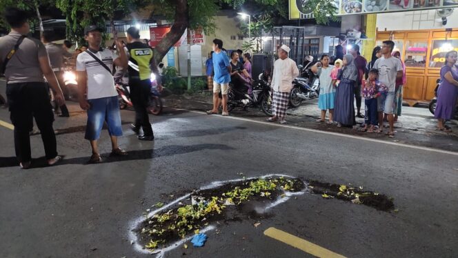 
					Nyalip Kendaraan, Terjatuh, Akhirnya Dilindas Truk 