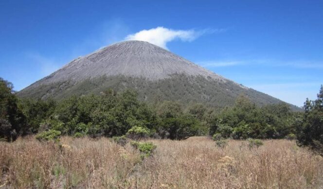 
					WASPADA: Gunung Semeru mengalami peningkatan aktivitas selama sepekan terakhir, warga diminta waspada. (foto: dokumentasi)