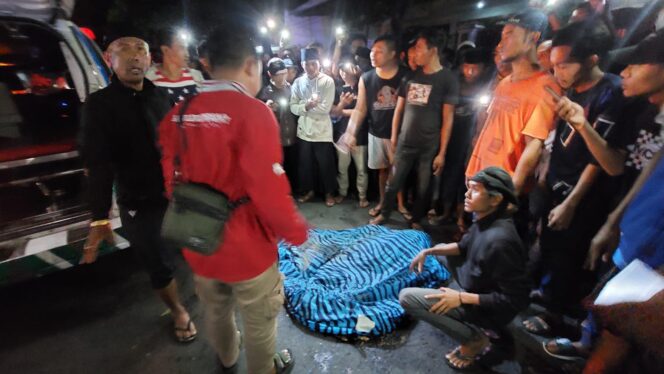 
					TEWAS: Nyawa Anik Retnowati (31) tak tertolong pasca dilintas truk di Jl. dr. Soetomo Kota Probolinggo. (foto: Hafiz Rozani)